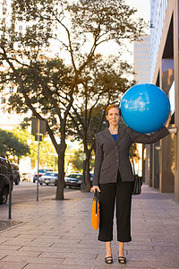 女商人手持蓝色气球