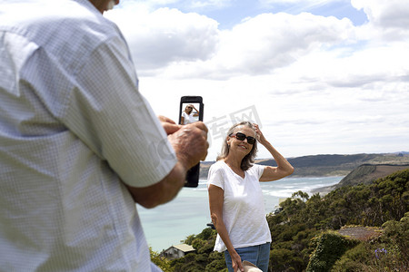 丈夫拍摄妻子背景是海洋新西兰拉格兰