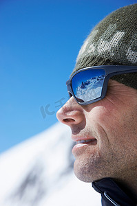 欧盟国旗摄影照片_一名男子在山上戴着墨镜