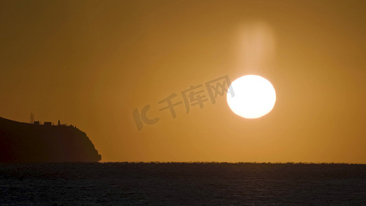 展板新征程摄影照片_海平面尽头日出升起太阳
