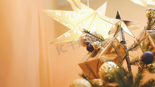 金色松枝摄影照片_金色幸运彩球圣诞节装饰礼物盒