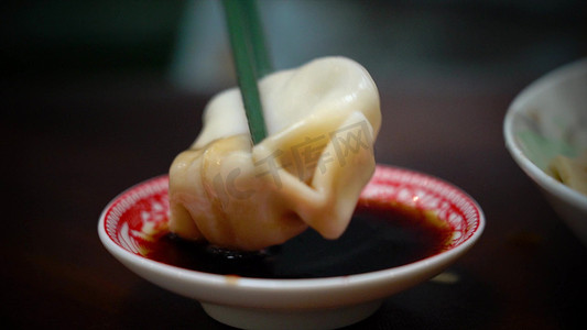 实拍用筷子夹饺子蘸醋吃饺子