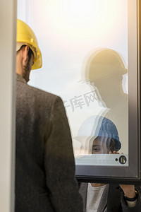 建筑师和女商人检查新办公室的窗户