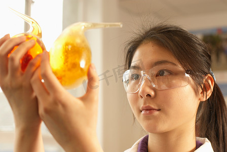 化学思考摄影照片_科学家检查烧杯中的液体