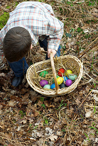 收集复活节彩蛋的男孩