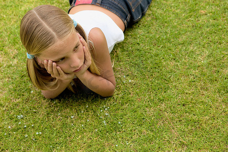 躺在草地上的年轻女孩