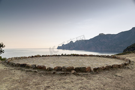 地理地质摄影照片_法国科西嘉岛吉罗拉塔海滩上的一圈岩石