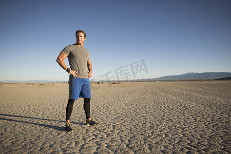 男子训练从干涸的湖床上眺望美国加利福尼亚州海市蜃楼