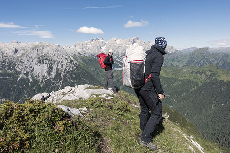 在意大利阿尔卑斯山阿勒盖意大利贝鲁诺两名翼装跳伞运动员走向出口