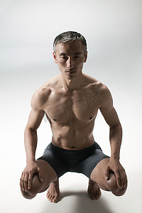 人体白色摄影照片_肌肉发达的成熟男人前视