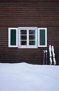 外面有滑雪板的小屋