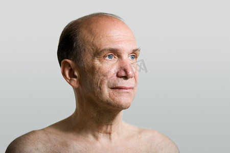 皮肤老化摄影照片_老年人的头和肩膀