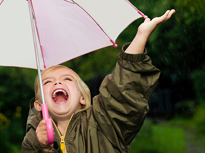 少女撑着雨伞摄影照片_撑着伞的单身女孩