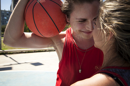 年轻夫妇在篮球场上的特写镜头