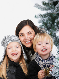 雪树旁的母亲和孩子