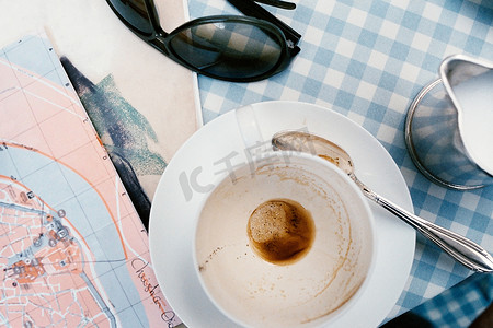 咖啡桌上的空杯子和地图