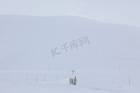 电线杆雪地摄影照片_法国阿尔卑斯山大山雪地中的五颜六色的杆子
