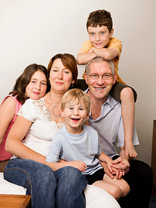 一张有三个孩子的家庭肖像