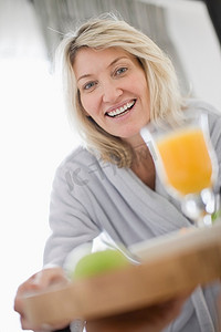 橙汁海报免费摄影照片_在床上提供早餐的女人