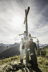 奥地利宗教十字架上的夫妇和两个女儿的肖像