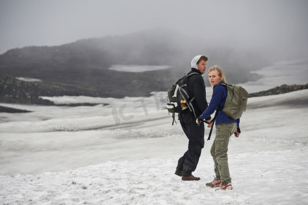 徒步旅行者在雪域中漫步