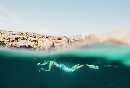水摄影照片_西班牙巴利阿里群岛梅诺卡成熟人浮潜的水下表面