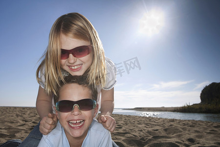 海滩上戴着墨镜的女孩和男孩