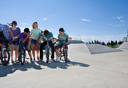 一群十几岁的青少年在自行车公园