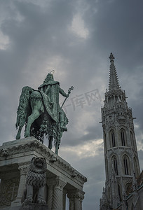 匈牙利布达佩斯黄昏圣斯蒂芬和马蒂亚斯教堂雕像