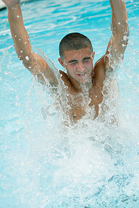 十几岁的男孩在游泳池里戏水