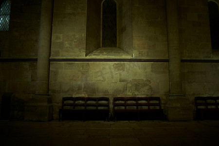 黑暗的教堂内部空荡荡的长椅