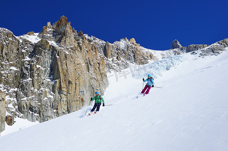 男女滑雪运动员在法国格拉尼亚阿尔卑斯山的勃朗峰滑雪