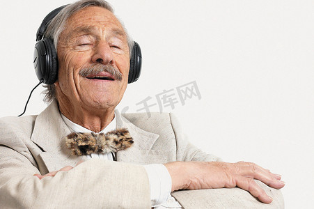 听音乐的老人