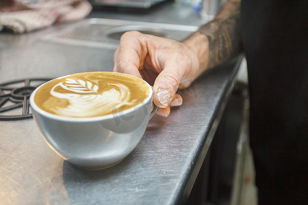 咖啡师的手和咖啡的特写镜头