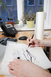 建筑师在办公桌前绘制草图