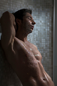 阳刚之气摄影照片_中年男性向后靠在淋浴间