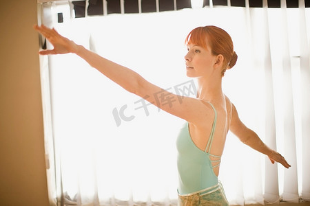 芭蕾舞演员在窗前摆姿势