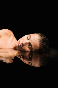 女人躺在水中