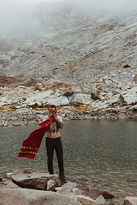 王凯摄影照片_美国加州红杉国家公园矿泉王湖边年轻的男性徒步旅行者用毛巾擦脸