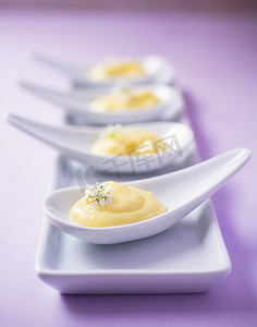 简单性摄影照片_中国勺子上的四份奶油甜点