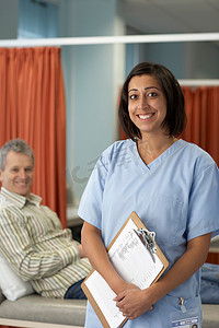 微笑的护士身后的病人
