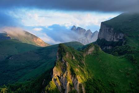 背景为魔鬼之门山脉上空的暴风云景观自然公园高加索山脉俄罗斯阿代杰共和国