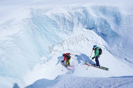 两名男子滑雪运动员在法国格拉尼亚阿尔卑斯山的勃朗峰峡谷中滑雪