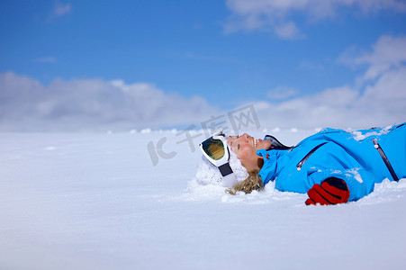 欧盟国旗摄影照片_女人笑着躺在雪地里