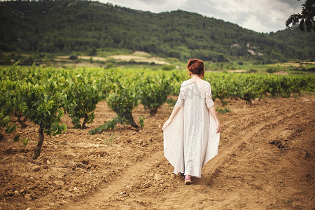 走在葡萄园里的年轻女子法国布特纳克