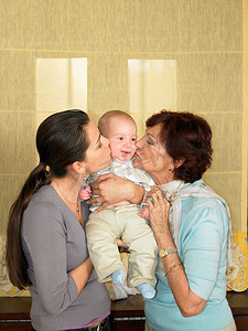 妈妈和奶奶亲吻男婴
