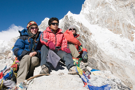 人们在喜马拉雅山登山