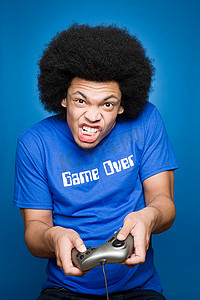 一个年轻人在玩电子游戏