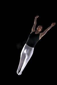 体操运动员在半空中伸展四肢