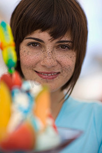 一位拿着冰淇淋的女人的肖像